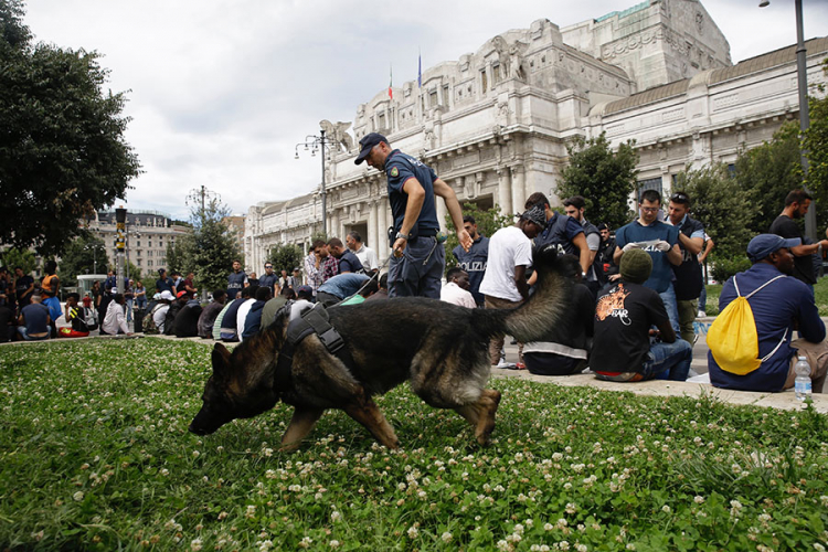 Policija privela desetine migranata na stanici u Milanu