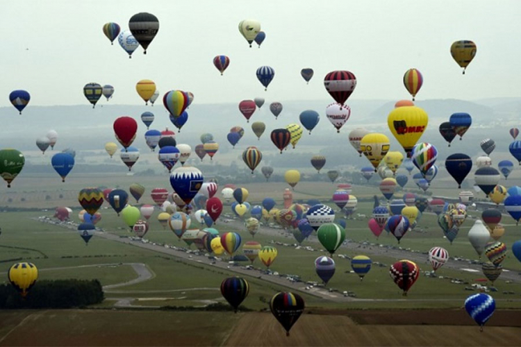 Rekord u Francuskoj: Pušteno 456 balona s vrelim vazduhom