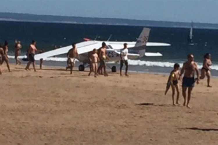 Avion prinudno sletio na punu plažu, dvoje ljudi stradalo