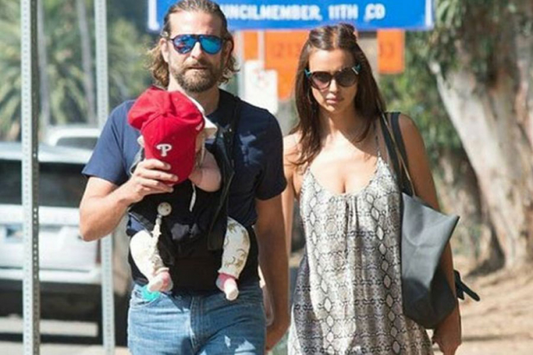 Pažljivi otac: Bredli i Irina u šetnji sa kćerkom
