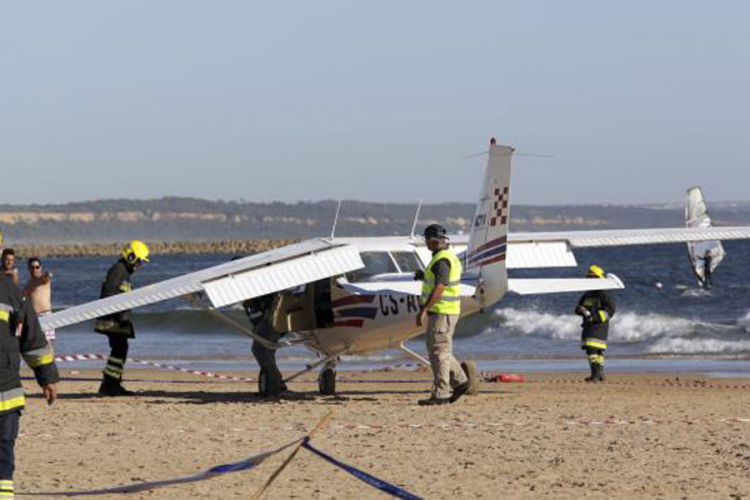 Košarkaš spriječio linč pilota koji je prinudno sletio na plažu i usmrtio djevojčicu