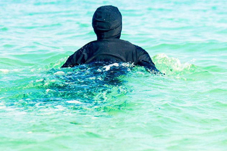Muslimanka izbačena iz bazena zbog burkinija
