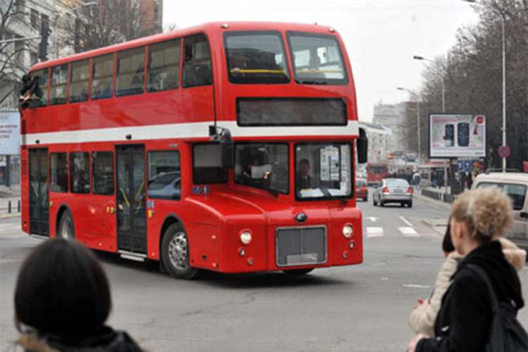 Kolaps u Londonu, autobus na sprat se zabio u izlog