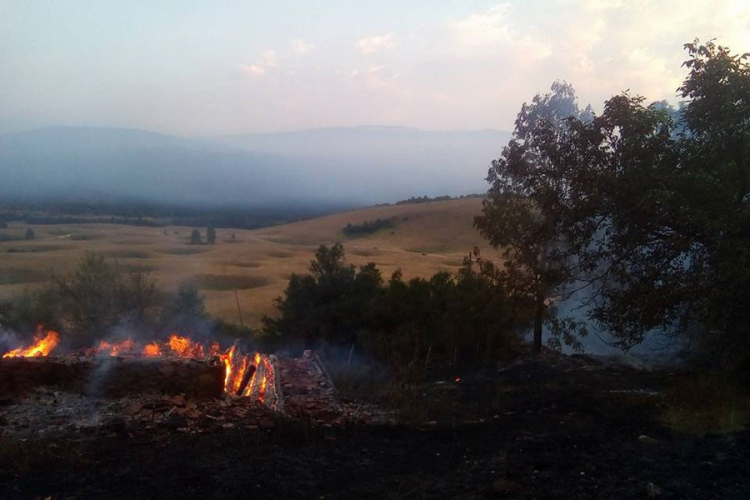 Požar u opštini Mrkonjić Grad još aktivan, ali je stanje bolje