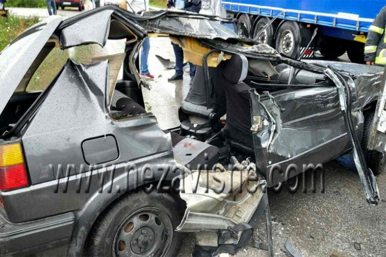 Sudar dva kamiona i golfa kod Banjaluke, vatrogasci spasavali povrijeđenu ženu