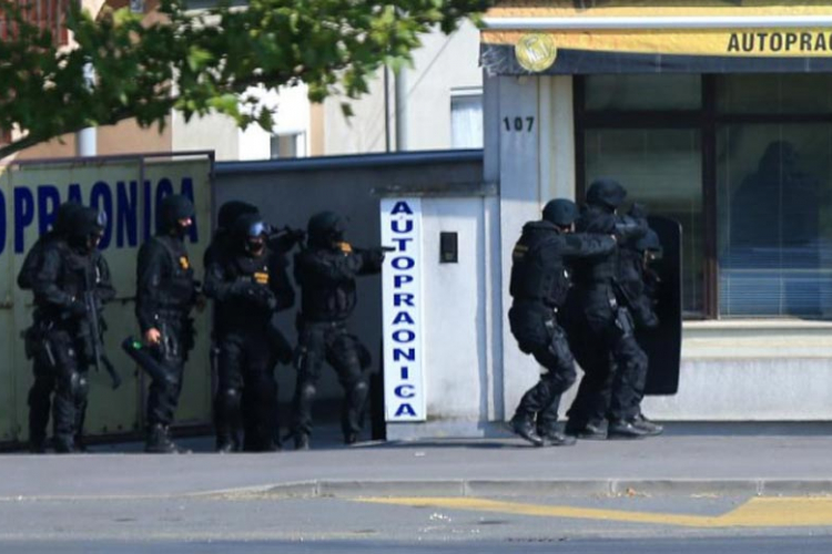 Talačka kriza u Belom Manastiru: Muškarac pucao na policiju i prijeti bombom