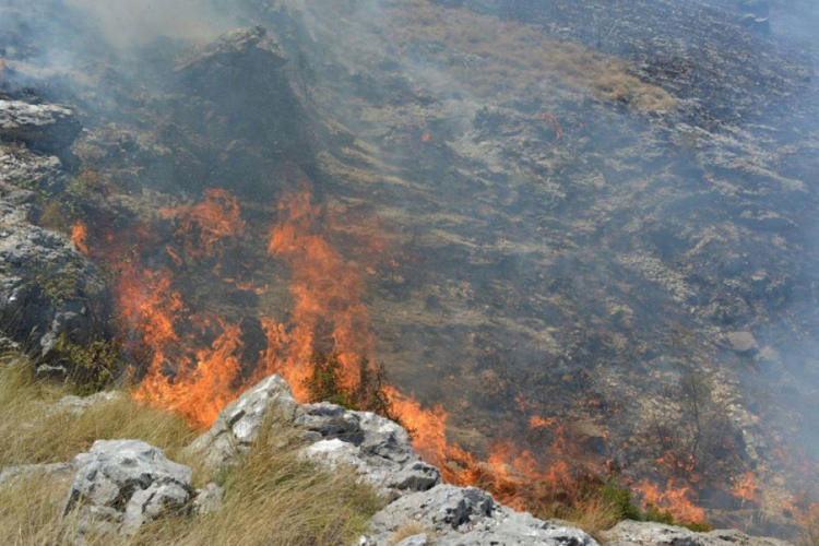 Vatra se bliži kućama kod Ljubinja, izgorio dalekovod, požari i kod Nevesinja