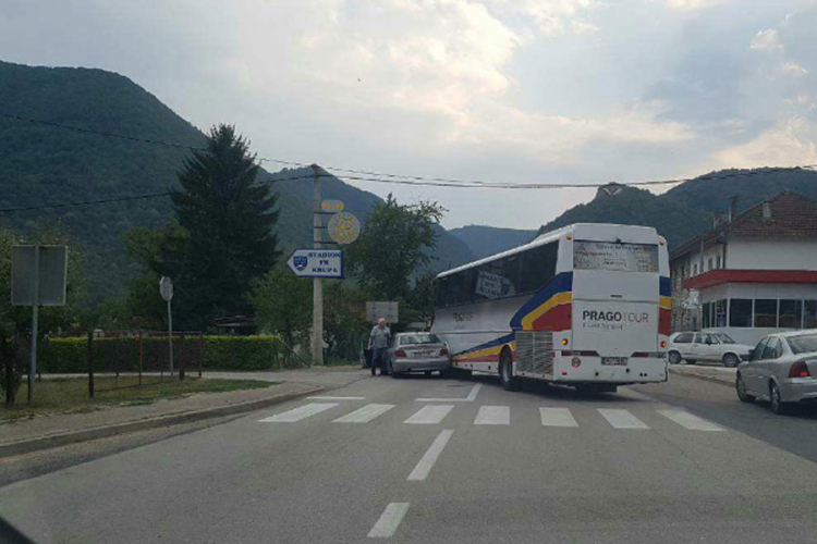 Sudar autobusa i automobila u Krupi
