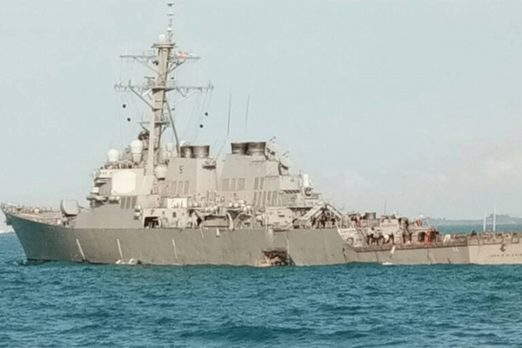Sudarili se američki razarač i tanker, 10 mornara nestalo