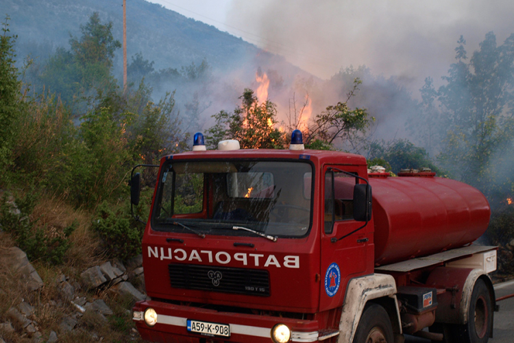 Vatrogasci u Hercegovini proveli budnu noć
