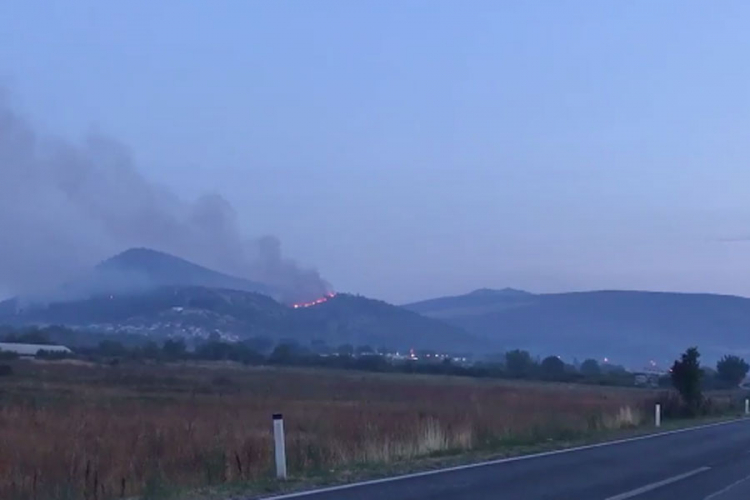 U Čapljini i dalje gori, helikopteri gase vatru