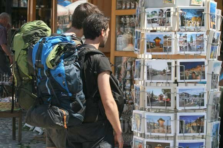 Savjet turistima iz BiH - oprez na mjestima masovnih okupljanja