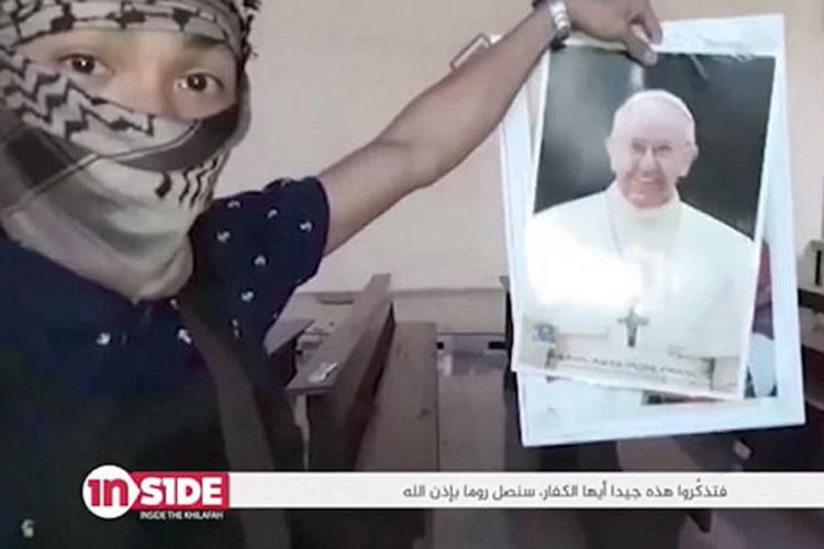 Novi snimak ID: Teroristi prijete Vatikanu, cijepaju papinu sliku i uništavaju ikone