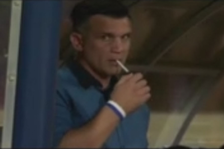 Trener Osijeka htio zapaliti cigaretu na utakmici, pa ga uhvatila kamera