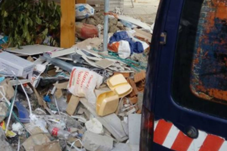 Sramota u Banjaluci: Parking kod Dječijeg pozorišta RS zatrpan smećem