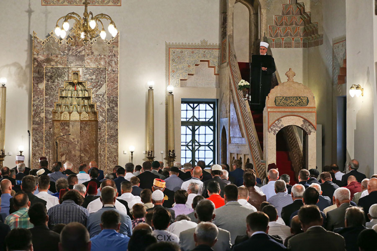 Muslimani proslavljaju Kurban-bajram, širom BiH klanjan bajram-namaz