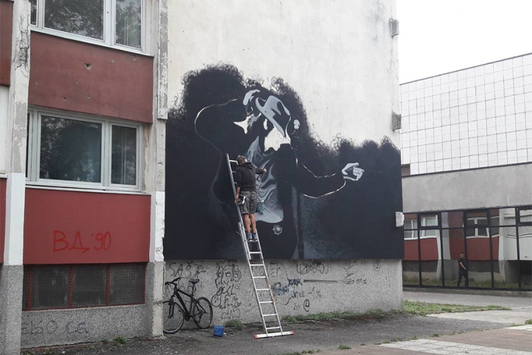 Umjetnik Deni Božić slika novi mural u Doboju