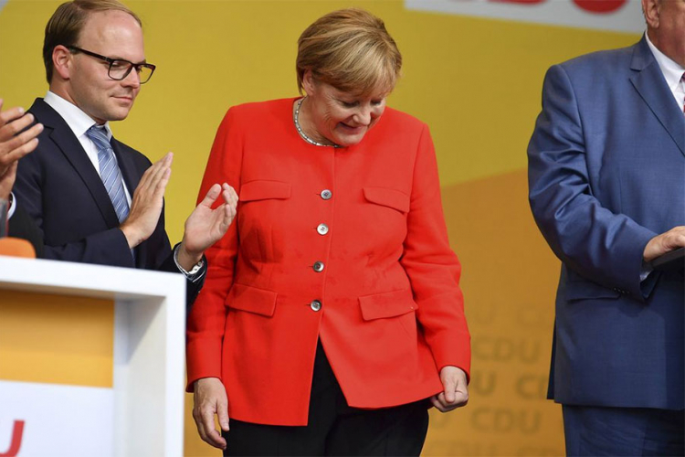 Merkelovu gađali paradajzom, policija istražuje