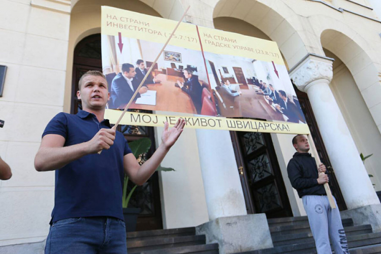 Stanivuković sa transparentom ispred Gradske uprave