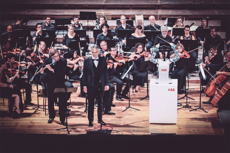 Robot dirigovao orkestru na Bočelijevom koncertu u Pizi