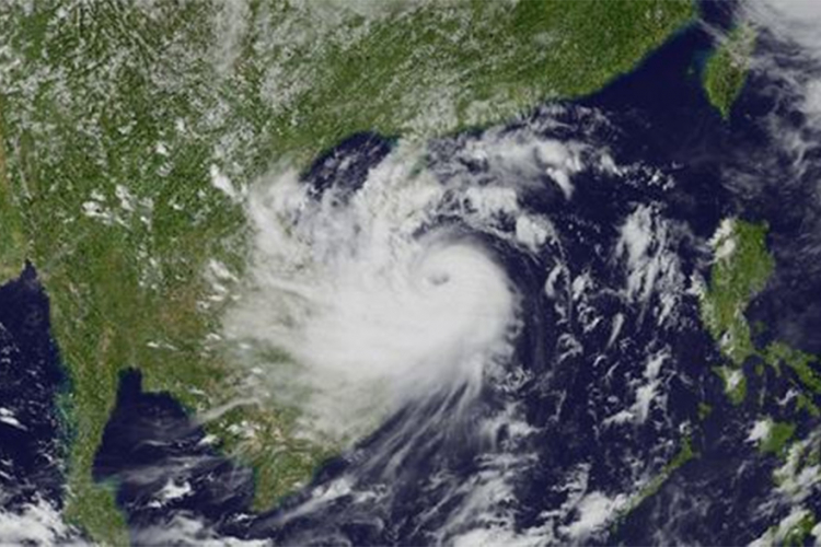 Tajfun Doksurio pogodio Vijetnam, skoro 300.000 evakuisano