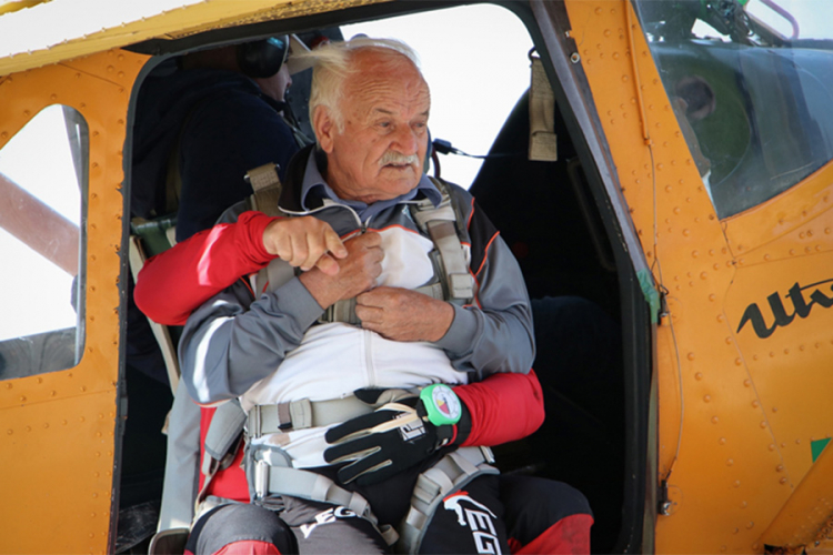 Penzioner iz Dervente u 82. godini skočio iz aviona sa padobranom