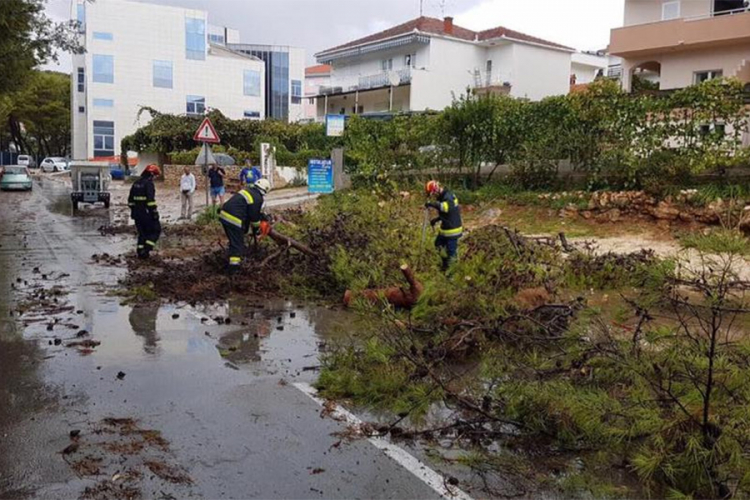 Jaka kiša poplavila Trogir, na Čiovu je pijavica rušila stubove