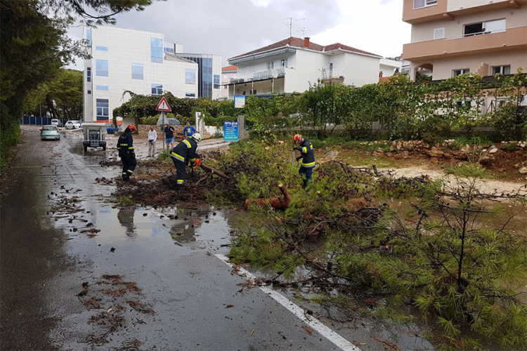 Olujno nevrijeme pogodilo Trogir, jaka kiša u Šibeniku