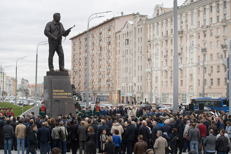 Kalašnjikov dobio spomenik u Moskvi