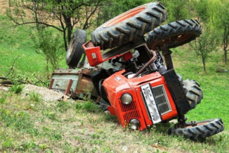Djevojčica poginula prilikom prevrtanja traktora