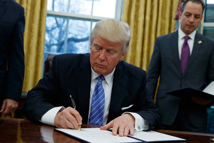 Tramp potpisao novu uredbu o zabrani ulaska u SAD, na listi osam zemalja