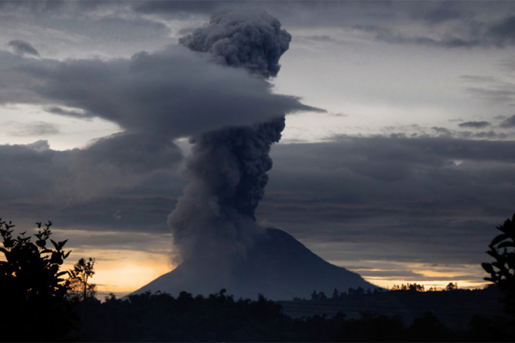 Usljed opasnosti od izbijanja erupcije evakuisano 50.000 ljudi