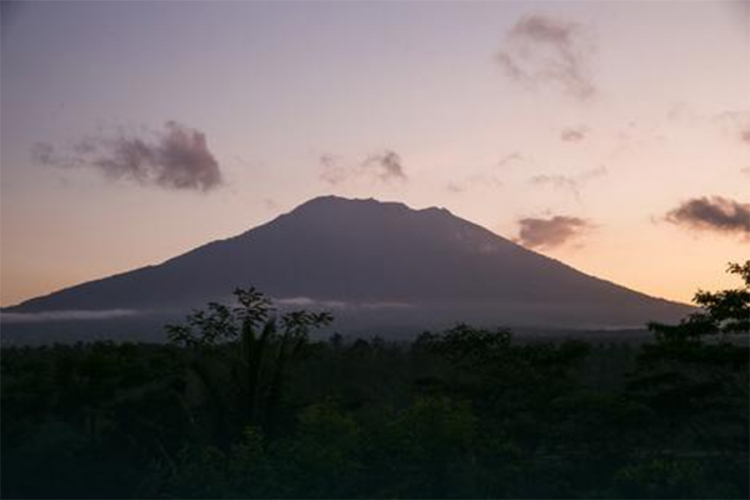 Vulkan prijeti Baliju, sto potresa dnevno, pobjeglo 100.000 ljudi