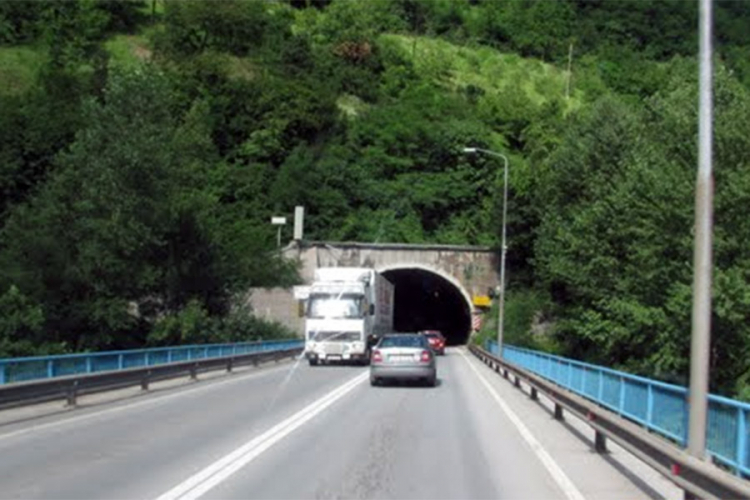 Saobraćaj kroz tunel Vranduk otežan, vozi se jednom trakom