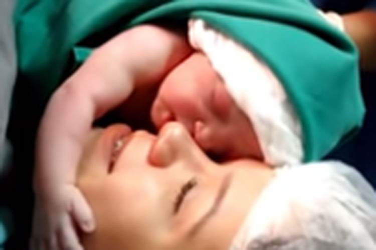 Video koji je raznježio svijet: Beba trenutak nakon rođenja grli majku
