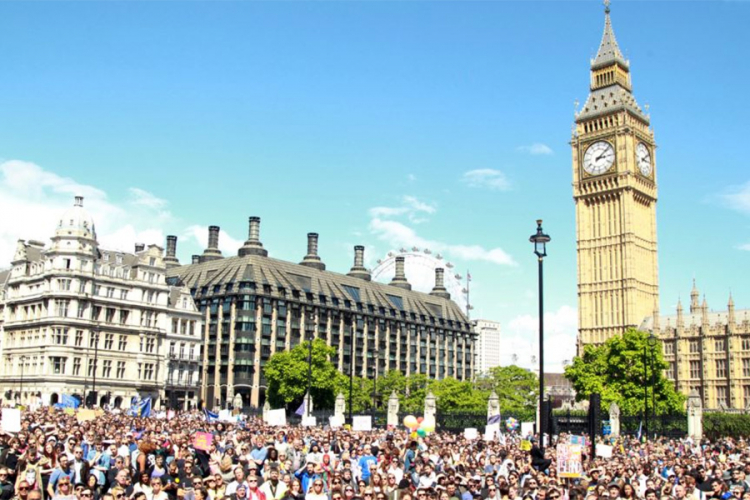 Hiljade muslimana na protestu protiv ID u Londonu