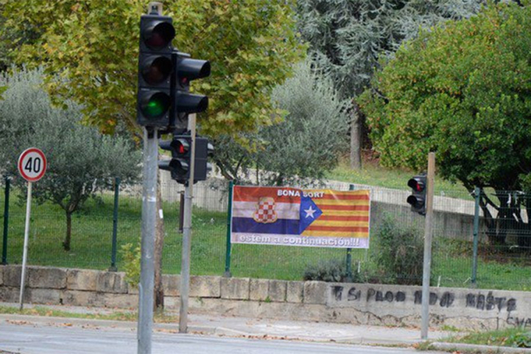 U Mostaru osvanuo transparent sa zastavama Katalonije i Herceg-Bosne