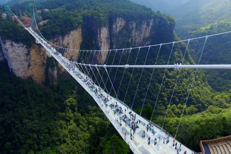 Stakleni most u Kini počeo da se lomi