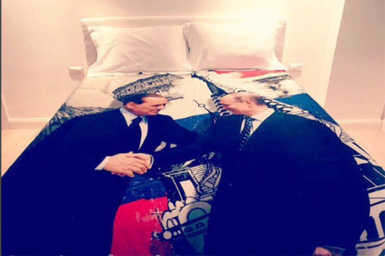 Berluskoni Putinu poklonio specijalnu posteljinu