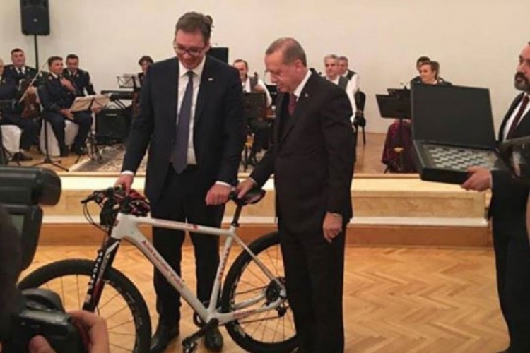 Erdoan Vučiću poklonio bicikl sa njegovim imenom