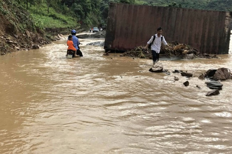 U poplavama u Vijetnamu nastradalo 68 osoba, 34 nestalo