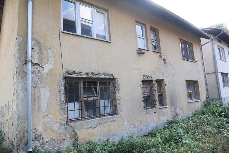 Loši uslovi za rad Savjeta MZ Bistrica: Objekat trošan, prozori razbijeni