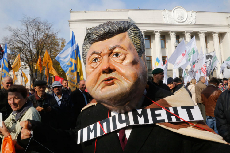Haos u Kijevu: Napadnut poslanik, demonstranti traže Porošenkovu ostavku