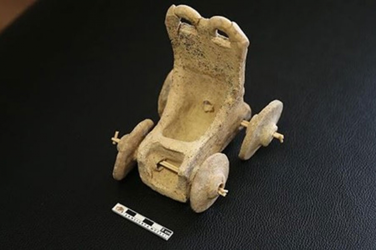 Pronađen najstariji automobil igračka?