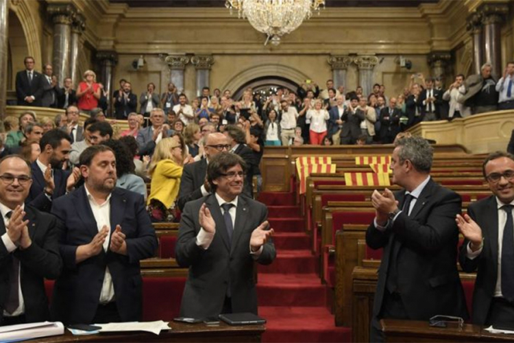 Parlament Katalonije proglasio nezavisnost, Madrid uveo direktnu upravu