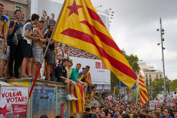 Stotine protestuju protiv nezavisnosti Katalonije