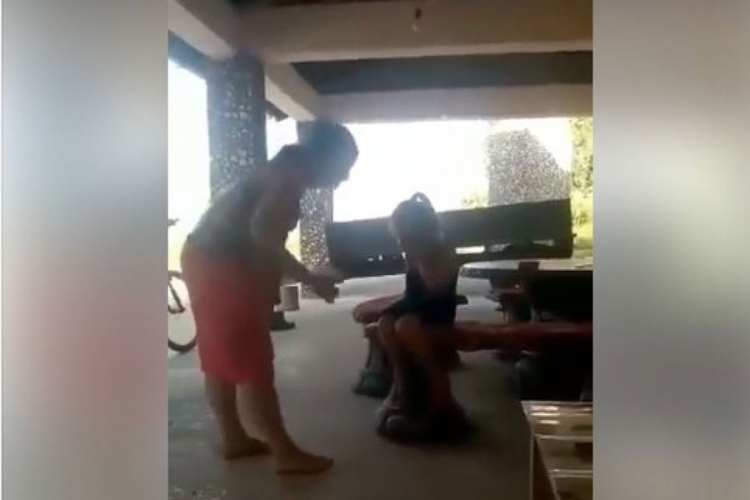 Video iz Velike Kladuše šokirao region: Majka bez milosti tuče djevojčicu