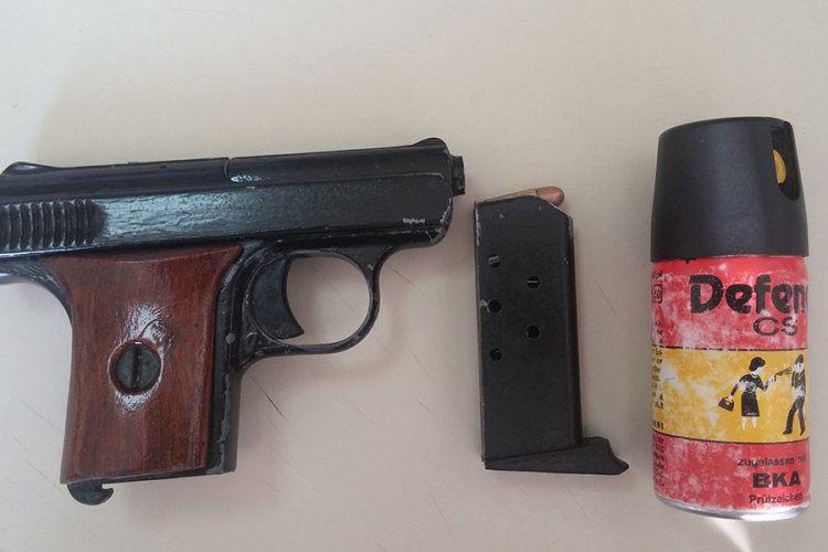 Kod sedamnaestogodišnjaka iz Prijedora pronađeni pištolj i suzavac