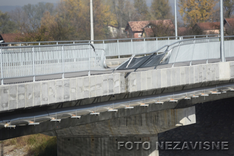 Nemarni vozač polomio ogradu na mostu u Česmi, pa pobjegao s mjesta nezgode