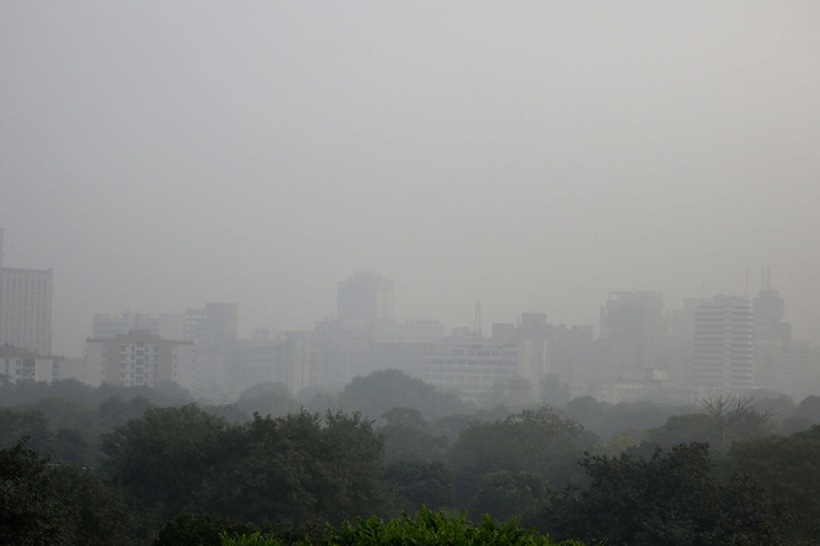 Nju Delhi se guši u dimu, proglašeno vanredno stanje